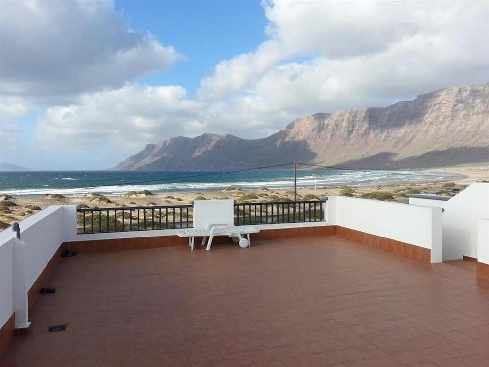 Red Star Surf & Yoga Camp Lanzarote Hostel Famara Bagian luar foto